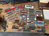 de nombreux types de trains miniatures sur la table