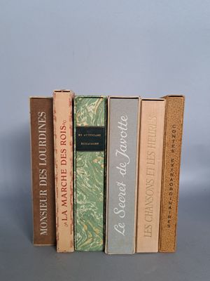 plusieurs livres sont empilés sur une table