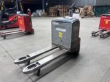 un chariot élévateur chargé d'une caisse dans un entrepôt
