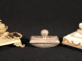 trois types différents d'objets anciens en argent et en or sur fond noir