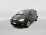 La petite voiture noire est garée dans une pièce blanche.