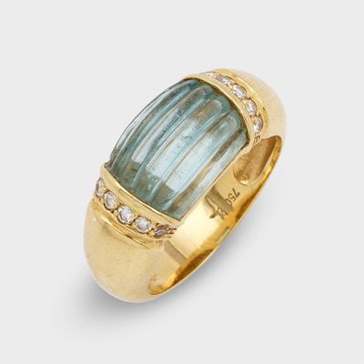 un gros plan sur une bague en or sertie d'une aigue-marine et de diamants