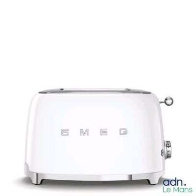 a white toaster with the word smeg on it