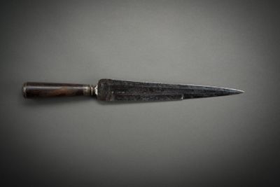 a knife that is laying on a table
