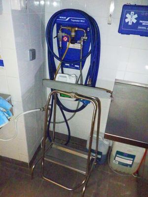 un tuyau bleu fixé à un support métallique dans une salle de bains