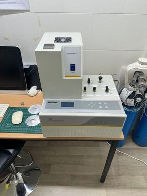 une image représentant un laboratoire équipé d'un ordinateur et d'une paillasse
