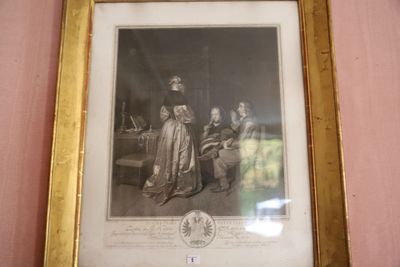 une photo encadrée représentant une femme et deux hommes