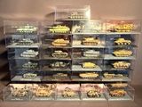 une vitrine remplie de différents types de véhicules militaires