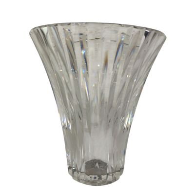 un vase en verre posé sur une surface blanche