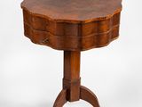 une table ancienne en bois surmontée d'un tiroir