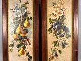deux tableaux encadrés représentant des fruits et des fleurs, accrochés au mur