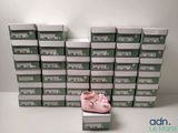 beaucoup de cartons de chaussures de bébé par terre