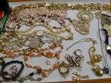 de nombreux types de bijoux disposés sur une table