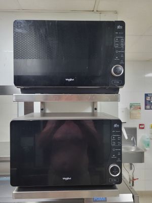 deux micro-ondes empilés l'un sur l'autre dans une cuisine