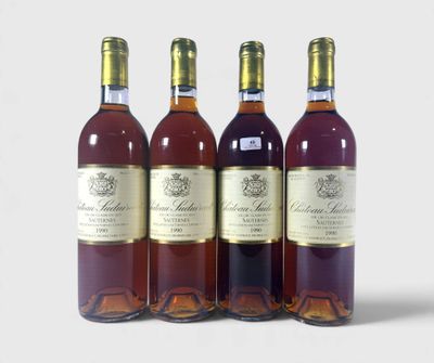 trois bouteilles de vin posées les unes à côté des autres sur une surface blanche