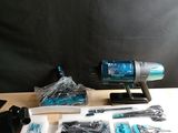 l'image d'une table sur laquelle sont posés de nombreux objets