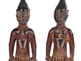 paire de personnages en bois sculpté représentant un homme et une femme