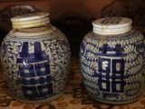 deux vases bleus et blancs posés sur une table