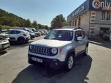 une jeep blanche garée devant un immeuble
