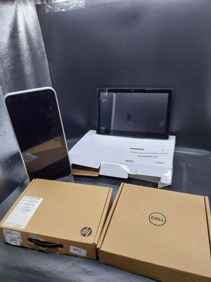 un ordinateur portable et un ordinateur portable posés sur une table