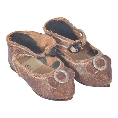 une paire de chaussures posées sur une surface blanche