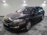 la photo d'une voiture garée dans un garage