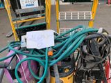 un tas de tuyaux posés sur une palette devant une station-service