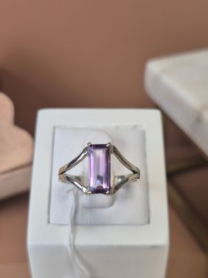 une bague qui se trouve dans une boîte sur une table