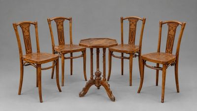 quatre chaises et une table dans une pièce sur fond gris