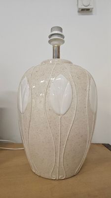 Lampe en céramique à décor de lotus.
