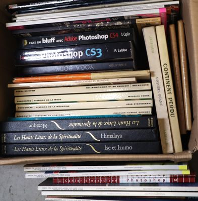 une boîte remplie de livres empilés les uns sur les autres