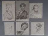 Six portraits différents de femmes sont accrochés au mur d'une pièce.