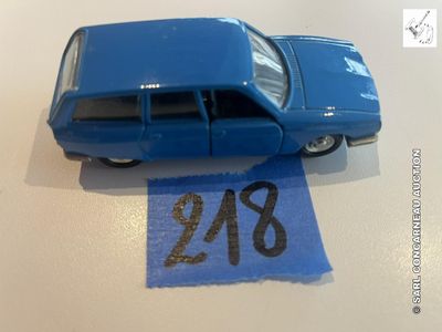 une petite voiture bleue posée sur une feuille de papier bleue