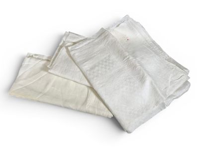 Suite de 3 nappes à décor géométrique damassé, chiffré MJ (t…