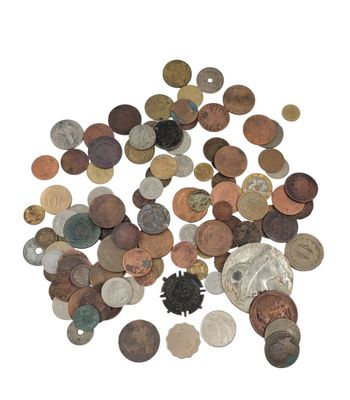 une image représentant un tas de vieilles pièces de monnaie posées sur une surface blanche