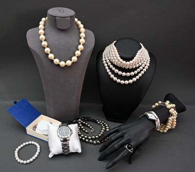 un gros plan sur un mannequin paré d'une multitude de bijoux
