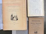 trois livres sont posés sur une table les uns à côté des autres