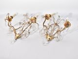 une paire d'appliques vintage en laiton et cristal sur fond blanc