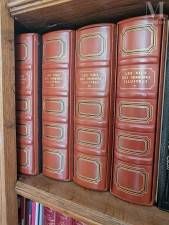 de nombreux livres qui se trouvent sur une étagère dans la pièce