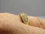 gros plan de la main d'une personne portant une bague