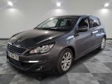 la voiture grise est garée sur un sol en damier dans le garage