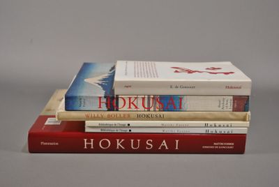 plusieurs livres sont empilés sur une table