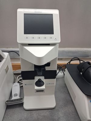 une photo d'un microscope surmonté d'un écran