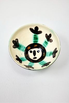 un petit bol orné d'un panda
