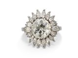 une vieille bague sertie d'un diamant taillé, avec un groupe de diamants au centre