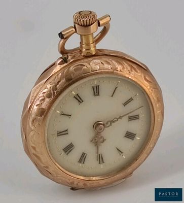 une montre de poche en or avec des chiffres romains sur le cadran