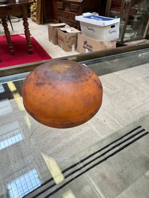 une table en verre sur laquelle est posé un bol
