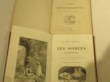 deux livres ouverts posés l'un à côté de l'autre sur une table