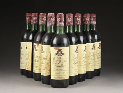 six bouteilles de vin sont alignées sur une table