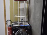 un lave-linge et un sèche-linge dans une petite pièce